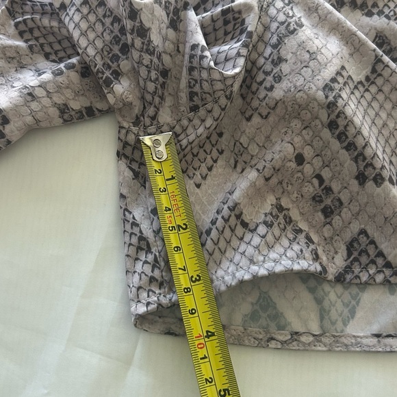 VARLEY High Waist Derby Alabaster Python Snake Print Gym Running Shorts XL - Picture 10 of 16